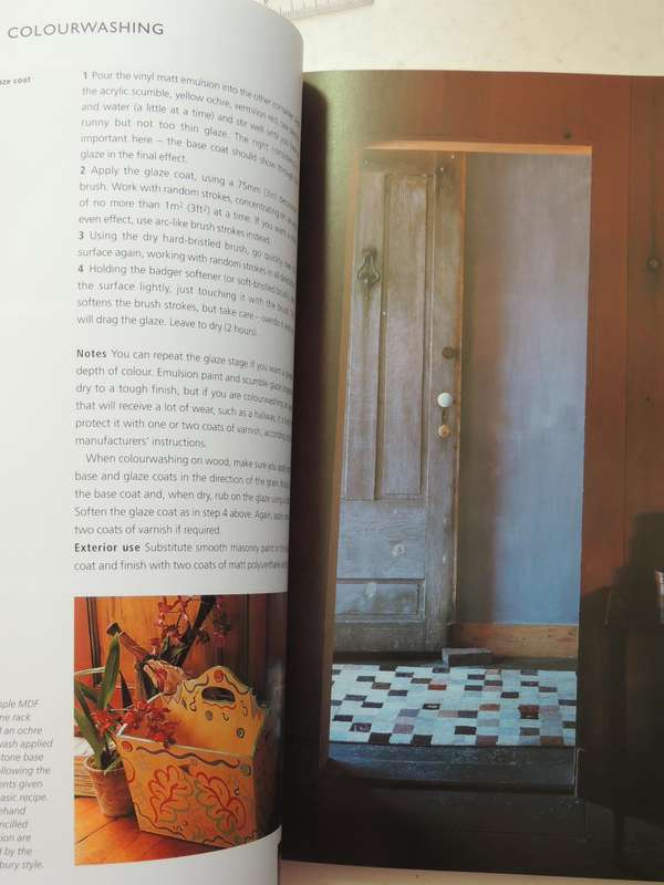 The Complete Book Of Paint: A Sourcebook Of Techniques, Finishes, Designs & Projects -Lynne Robinson