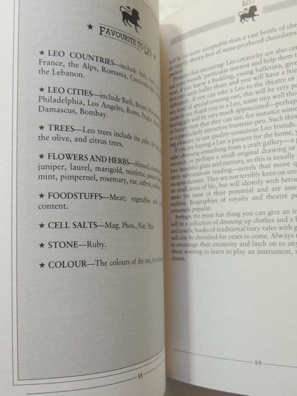 Life Signs - An Astrological Guide to the Way we Live - Julia & Derek Parker