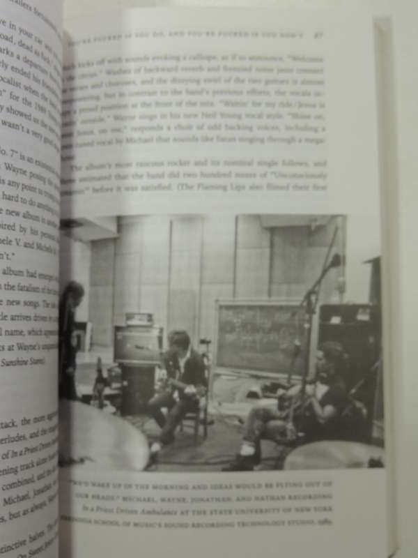 Staring At Sound: The True Story Of Oklahoma's Fabulous Flaming Lips - Jim DeRogatis