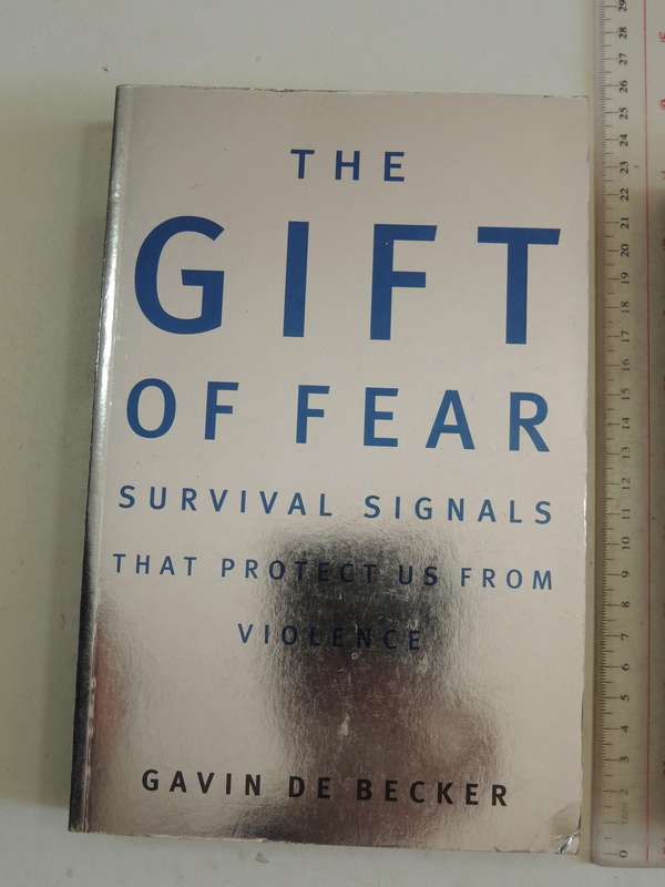 The Gift Of Fear: Survival Signals That Protect Us From Violence - Gavin De Becker