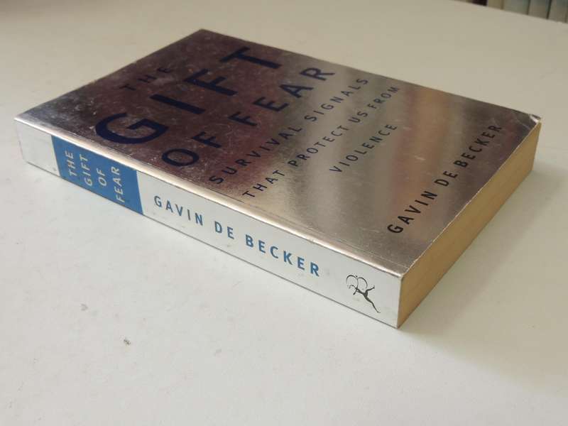 The Gift Of Fear: Survival Signals That Protect Us From Violence - Gavin De Becker