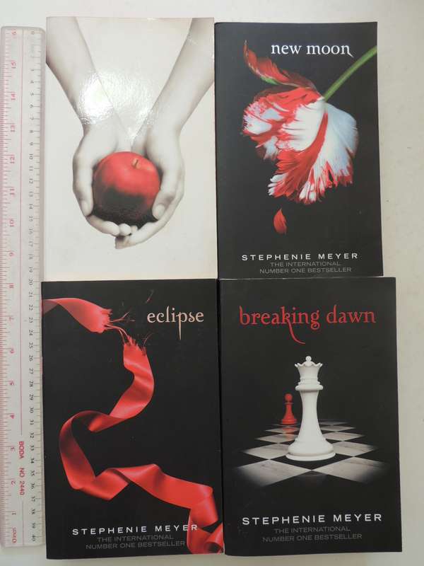 Twilight Saga 4 Vol Set: Twilight, New Moon, Eclipse, Breaking Dawn - Stephenie Meyer