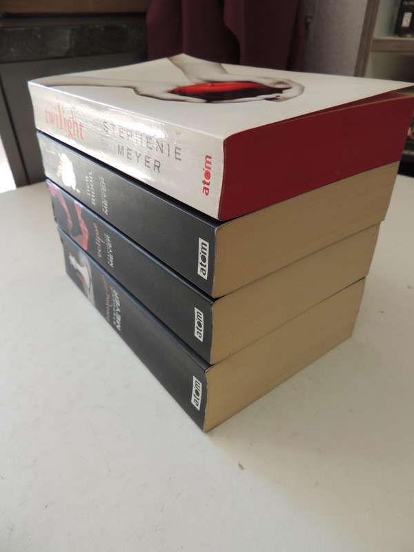 Twilight Saga 4 Vol Set: Twilight, New Moon, Eclipse, Breaking Dawn - Stephenie Meyer