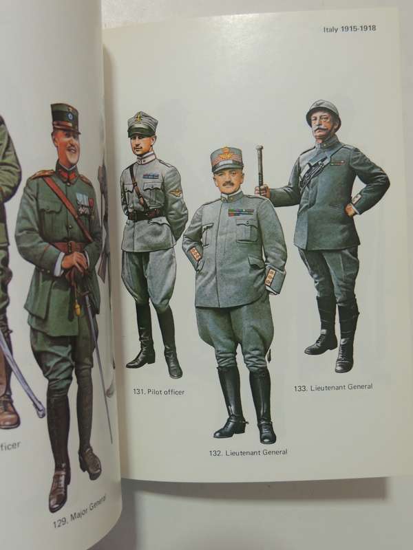 Army Uniforms Of World War 1 - Andrew Mollo & Pierre Turner
