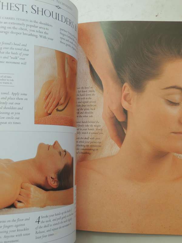 Aromatherapy Massage Book: A Practical Illustrated Guide To Massage With Essential Oils Clare Maxwel
