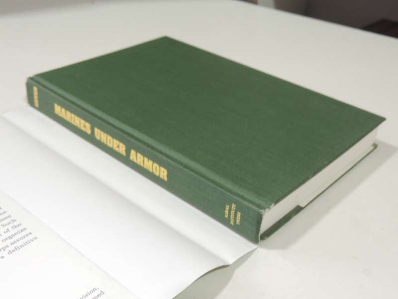 Marines Under Armor: The Marine Corps And The Armored Fighting Vehicle, 1916-2000 - Kenneth W. Estes
