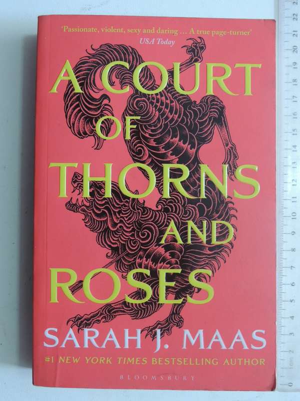 A Court Of Thorns And Roses - Sarah J. Maas