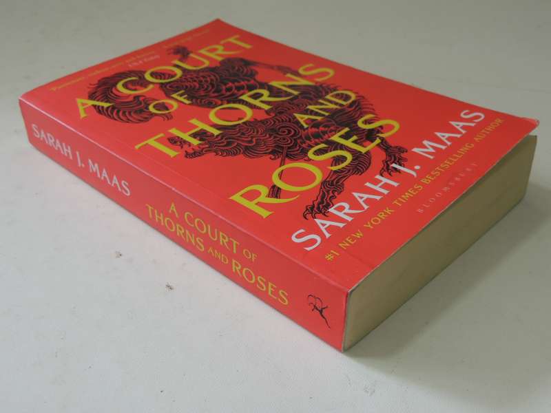 A Court Of Thorns And Roses - Sarah J. Maas