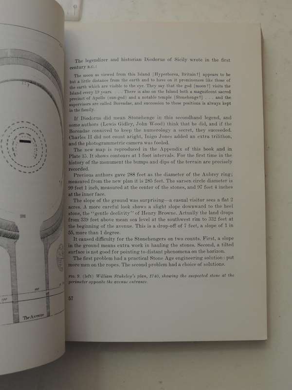 Beyond Stonehenge - Gerald S. Hawkins