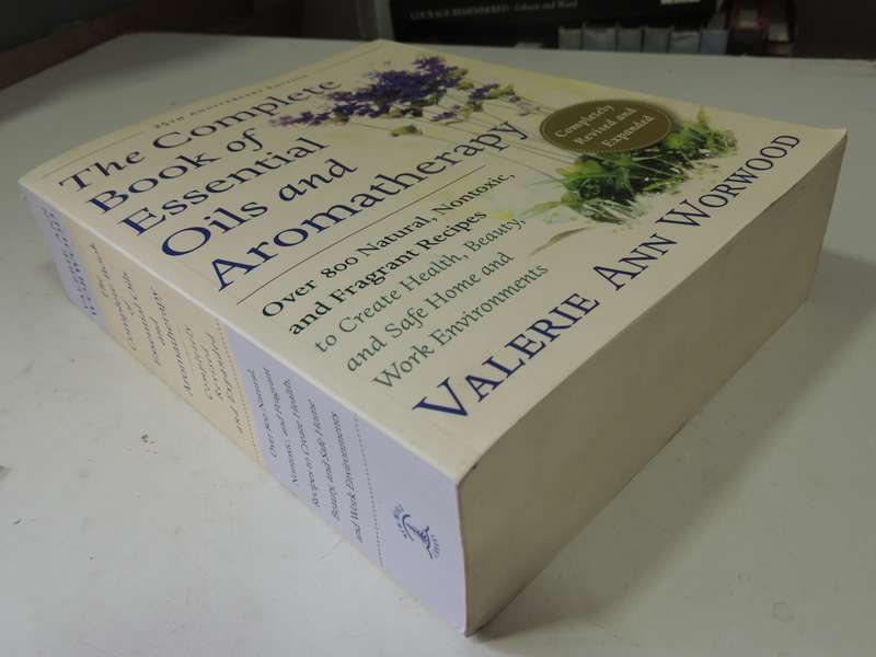 The Complete Book of Essential Oils & Aromatherapy,Over 800 Natural, Nontoxic..- Valerie Ann Worwood