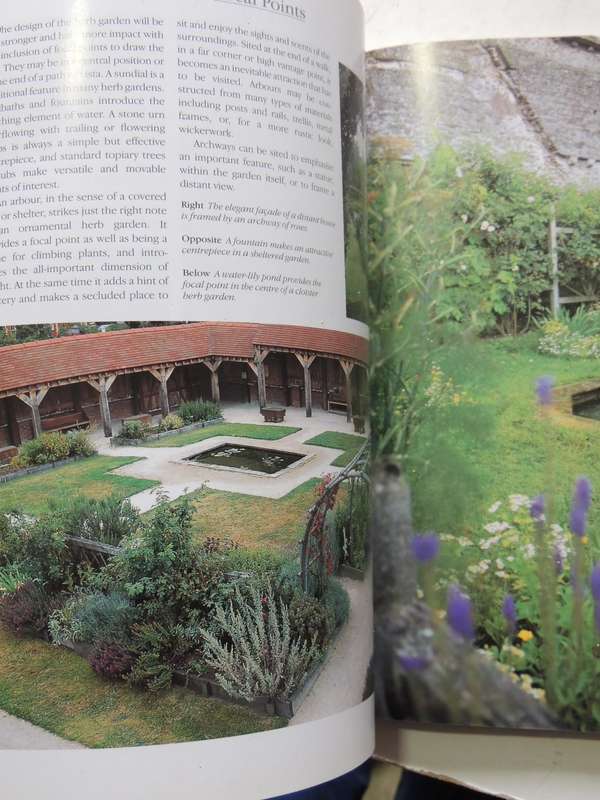 Growing Herbs: A Practical Guide To Designing, Planting And Growing - Jessica Houdret