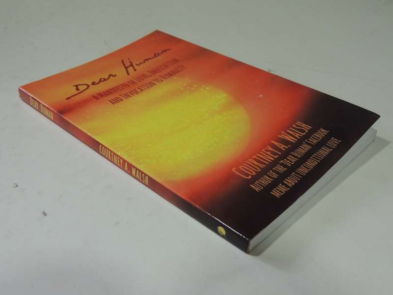 Dear Human: A Manifesto Of Love, Invitation And Invocation To Humanity - Courtney Walsh