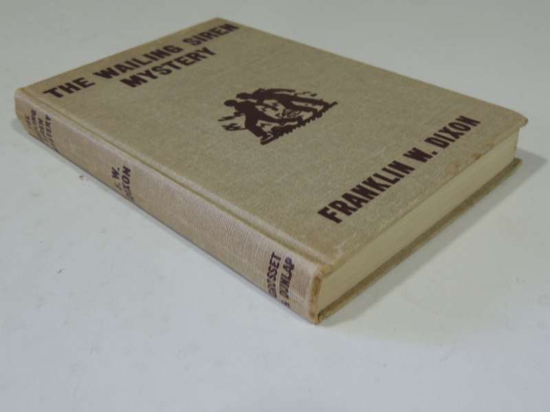 The Wailing Siren Mystery - Franklin W. Dixon   Circa 1950s
