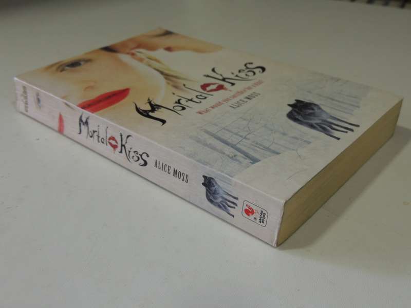 Mortal Kiss - Alice Moss