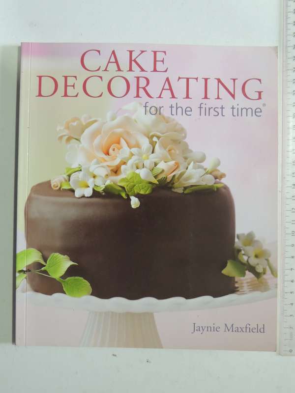 Cake Decorating For The First Time - Jaynie Maxfield