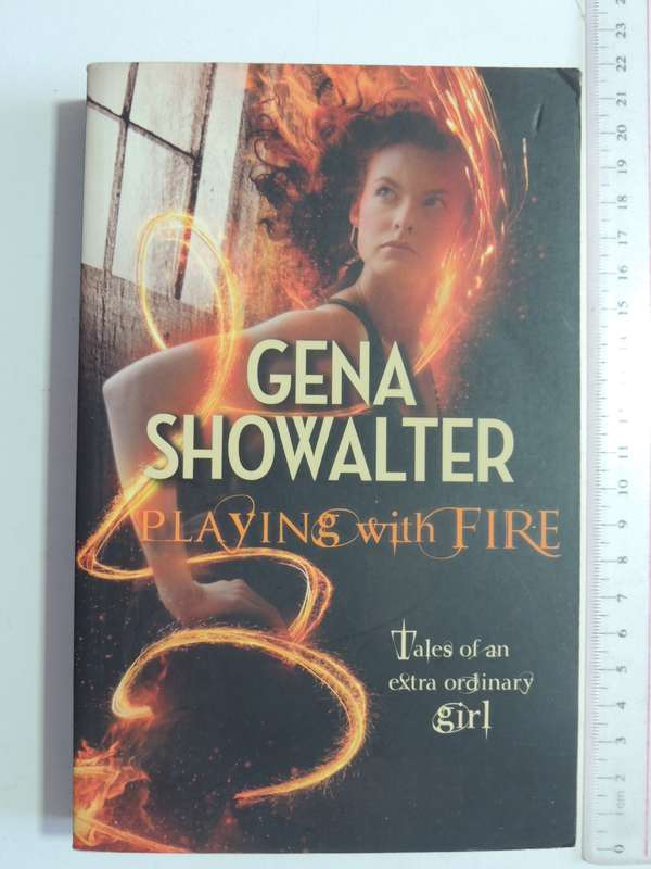 Playing With Fire - Tales Of An Extra Ordinary Girl: Book 1 - Gena Showalter