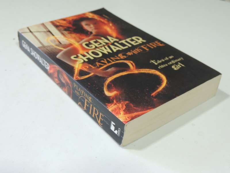 Playing With Fire - Tales Of An Extra Ordinary Girl: Book 1 - Gena Showalter