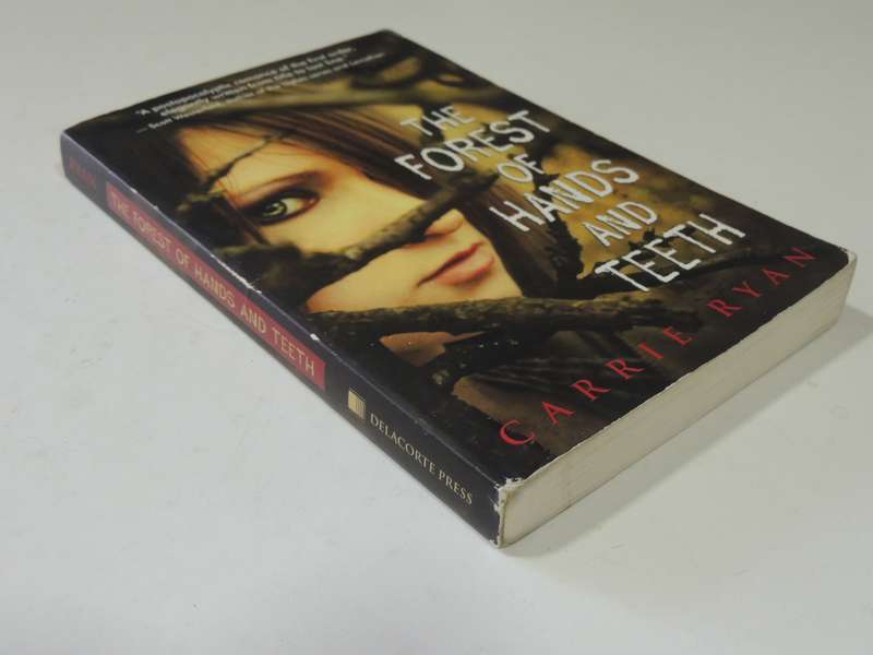 The Forest Of Hands And Feet - Carrie Ryan