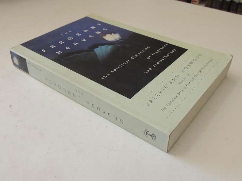 The Fragrant Heavens: The Spiritual Dimension Of Fragrance And Aromatherapy - Valerie Ann Worwood