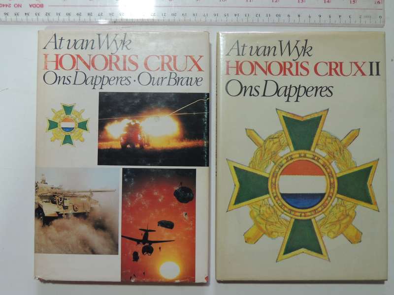 Honoris Crux: Ons Dapperes.Our Brave Vols 1& 2 - At Van Wyk