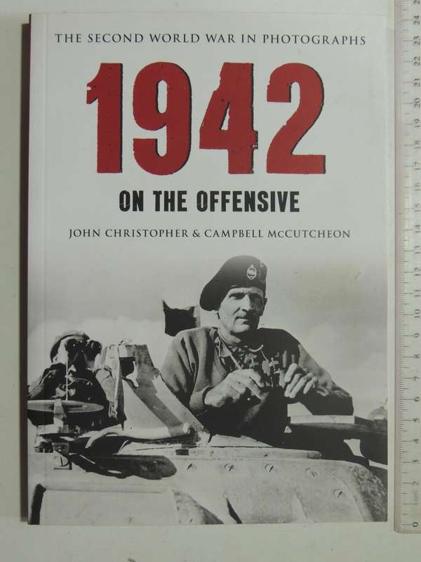 The Second World War In Photographs: 1942 On The Offensive - John Christopher & Campbell McCutcheon