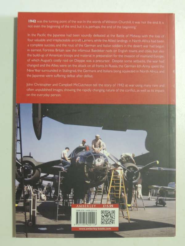 The Second World War In Photographs: 1942 On The Offensive - John Christopher & Campbell McCutcheon