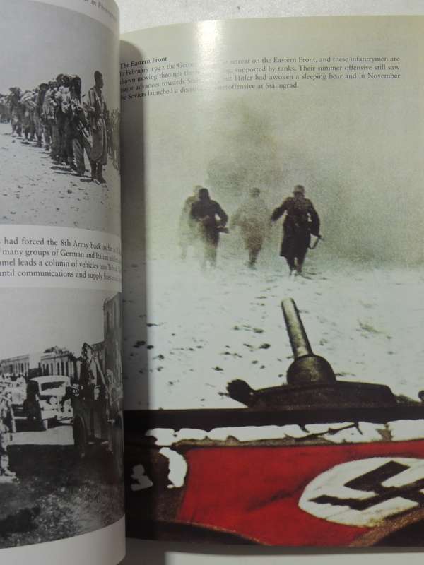 The Second World War In Photographs: 1942 On The Offensive - John Christopher & Campbell McCutcheon