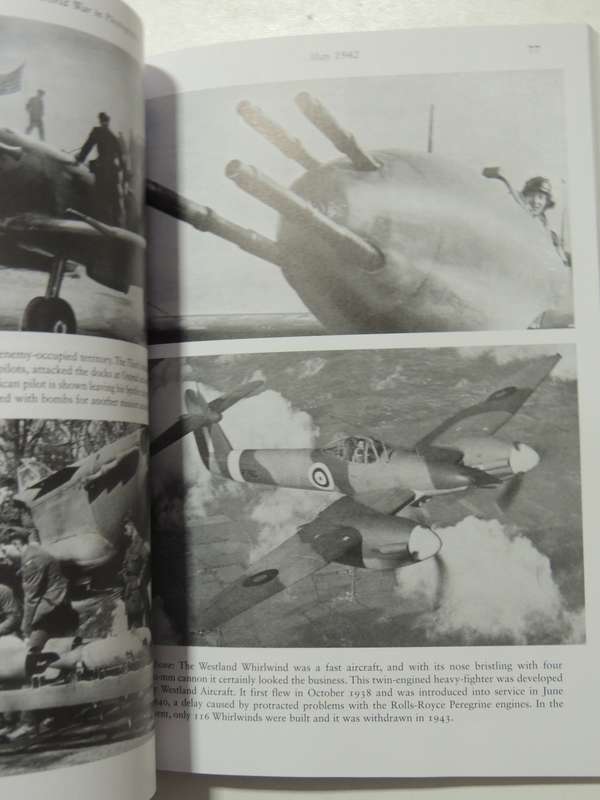 The Second World War In Photographs: 1942 On The Offensive - John Christopher & Campbell McCutcheon