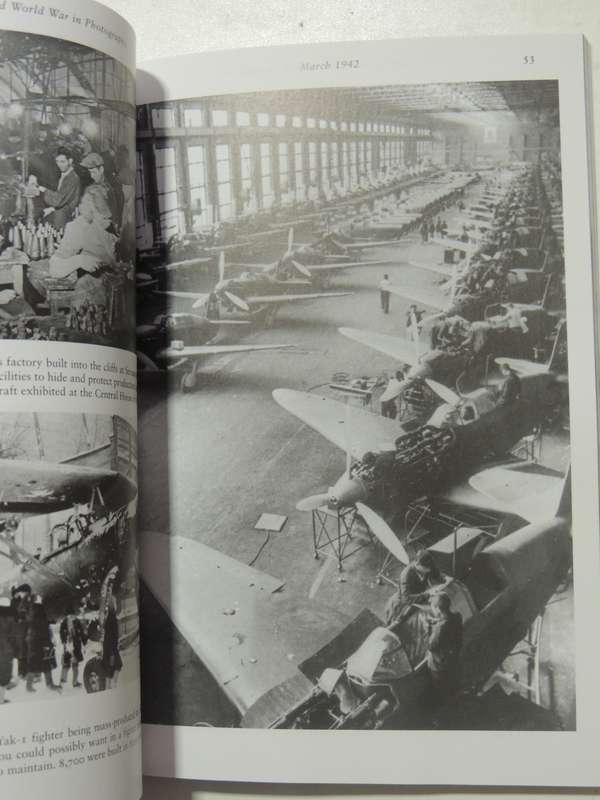 The Second World War In Photographs: 1942 On The Offensive - John Christopher & Campbell McCutcheon
