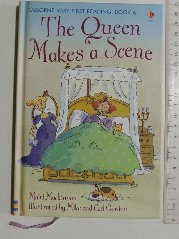 The Queen Makes A Scene- Mairi Mackinnon   Usborne Very First  Reading Book 6
