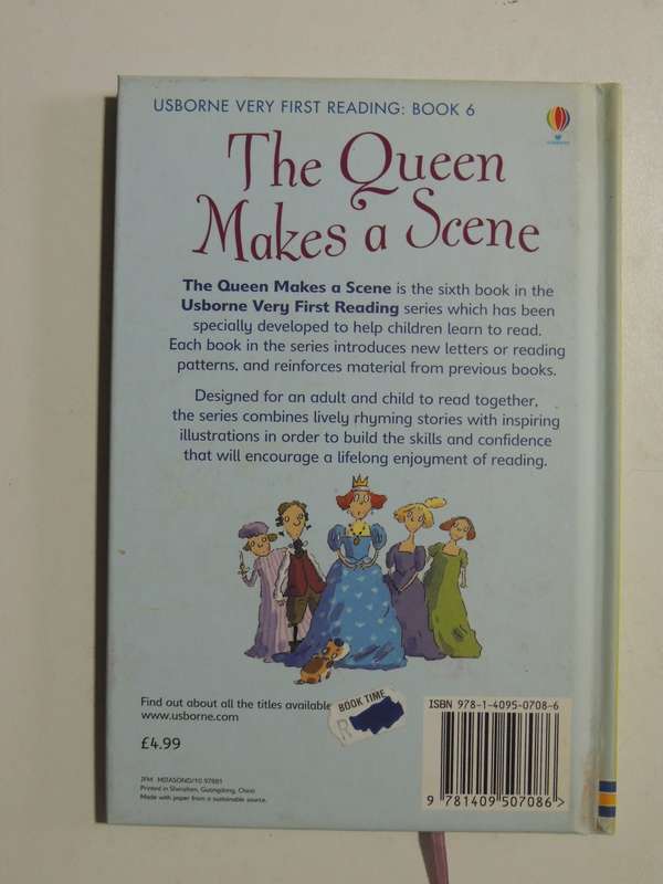 The Queen Makes A Scene- Mairi Mackinnon   Usborne Very First  Reading Book 6