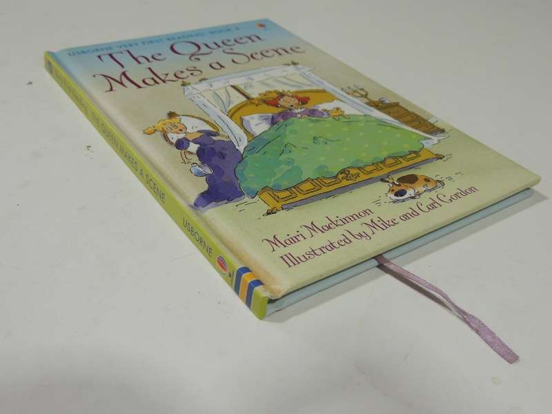 The Queen Makes A Scene- Mairi Mackinnon   Usborne Very First  Reading Book 6