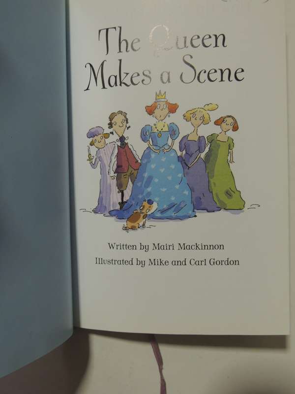 The Queen Makes A Scene- Mairi Mackinnon   Usborne Very First  Reading Book 6