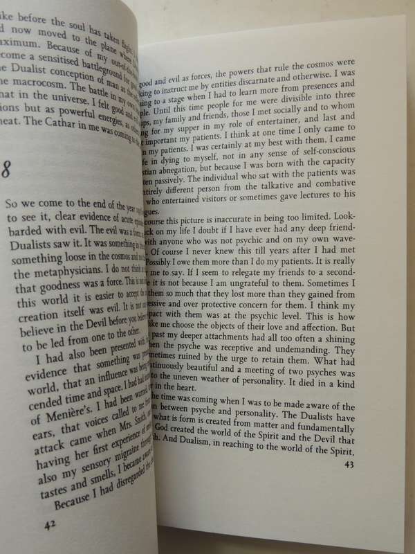 A Foot In Both Worlds: A Doctor's Autobiography Of Psychic Experience - Aurthur Guirdhan