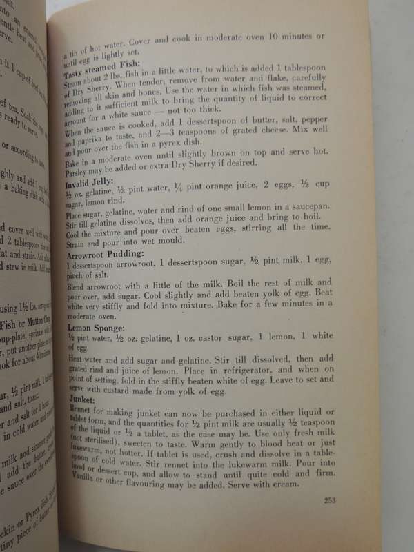 Ouma's Cookery Book - Mrs. Roy Hendrie  1940 First Edition