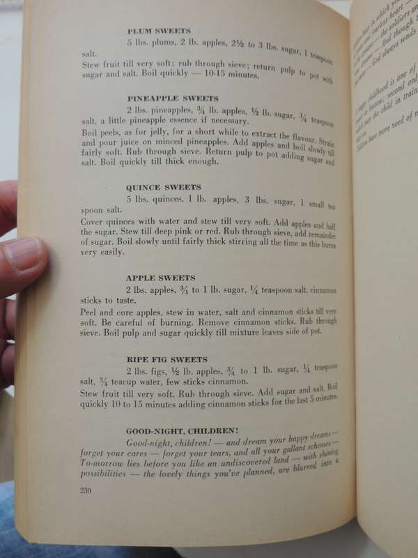 Ouma's Cookery Book - Mrs. Roy Hendrie  1940 First Edition