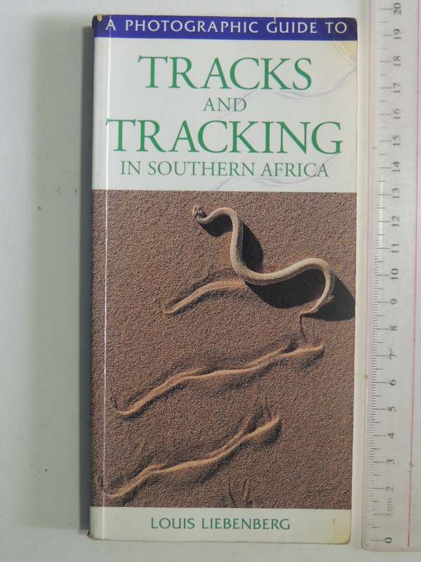 A Photographic Guide To Tracks And Tracking In Southern Africa - Louis Liebenberg