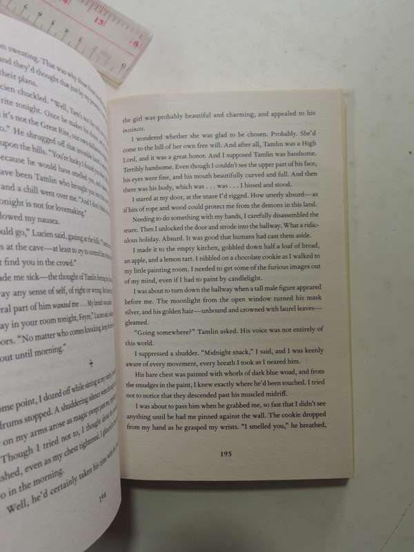 A Court Of Thorn And RosesSarah J. Maas