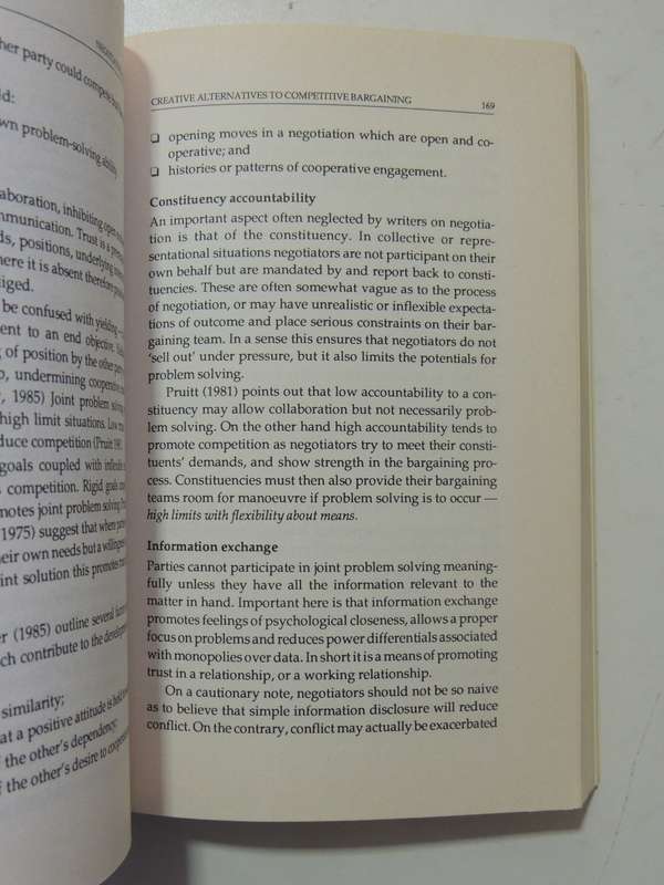 Negotiating Conflict: Insights And Skills For Negotiators And Peacemakers - Mark Anstey