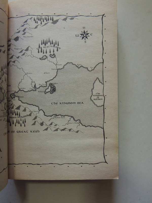 Into A Dark Realm - The Darkwar Book 2 - Raymond E. Feist