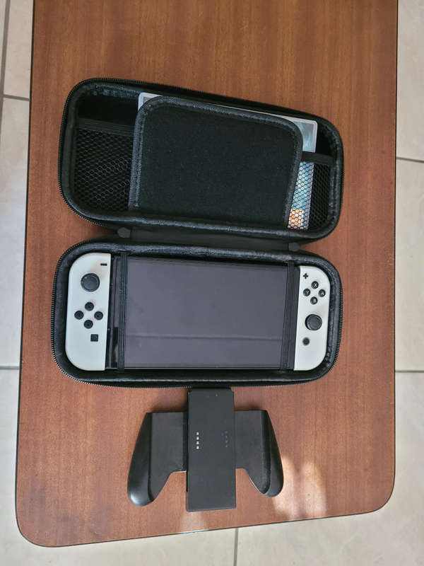 Nintendo switch OLED + dock and carry case
