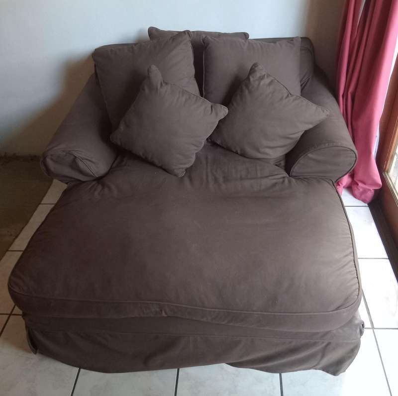 Large and Comfortable Daybed