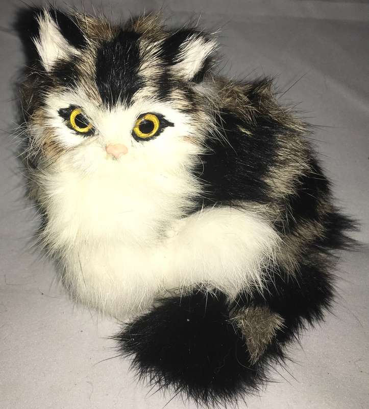 Cat ornament - fur with glass eyes