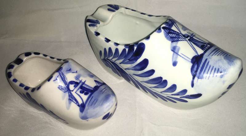 Pair Delft ashtrays