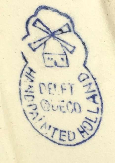 Delft Deco handpained boy and girl hugging figurine
