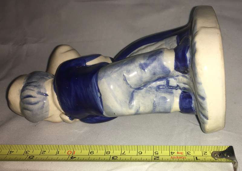 Delft Deco handpained boy and girl hugging figurine