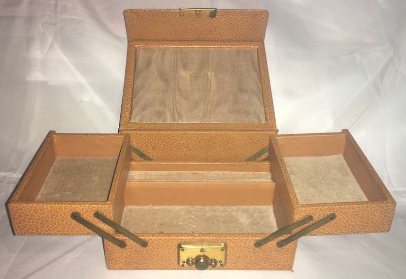Vintage jewellery box