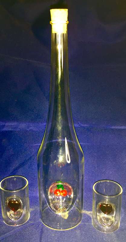 Glass decanter with 2 glasses