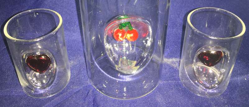 Glass decanter with 2 glasses
