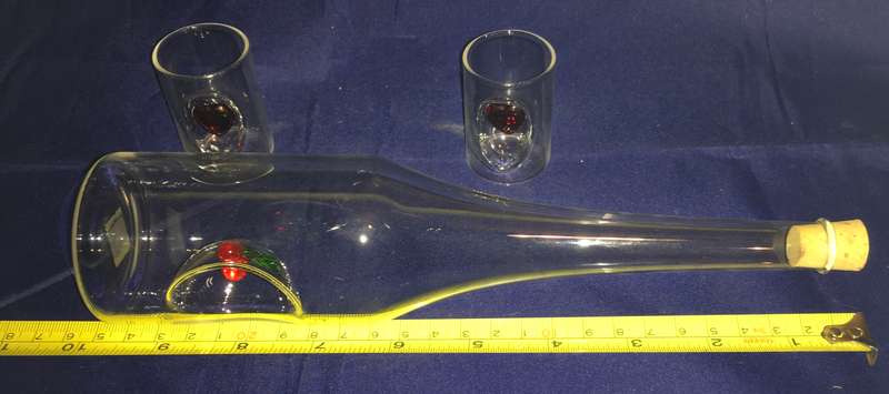 Glass decanter with 2 glasses